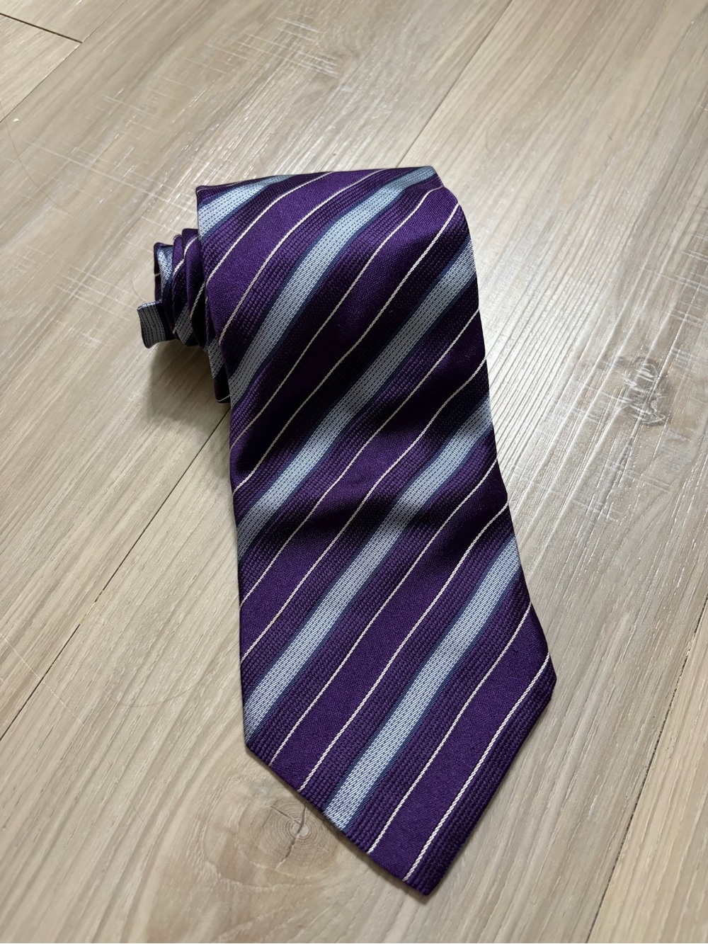 Giorgio Armani Made in Italy 100% Silk Purple Striped Designer Tie